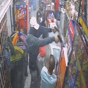 Momento en que los ladrones procedieron a hurtar el dinero de la caja