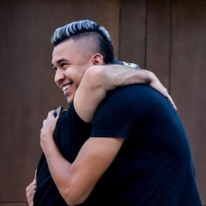 Víctor Cantillo se abraza junto a Alejandro Char tras una reunión este jueves