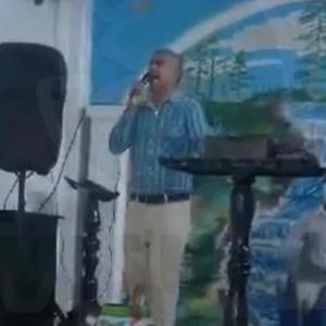 El hombre en medio de un culto