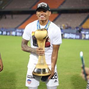 Jermeín Zidane Peña celebra con el trofeo de Junior en sus manos. 