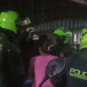 Los jóvenes siendo sometidos por las autoridades en Malambo