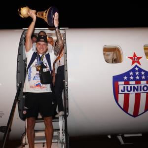 Wálmer Pacheco eleva al cielo el trofeo que acredita a Junior como campeón