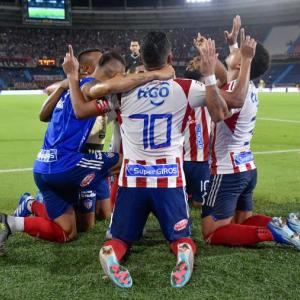 Los jugadores de Junior celebran un gol de Carlos Bacca