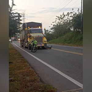La motocicleta en la que se movilizaban herido y fallecido quedó debajo del camión
