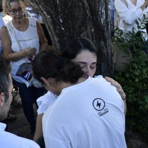 La madre y el hermano de Jack abrazándose durante la velatón que se llevó a cabo en honor al joven ingeniero.
