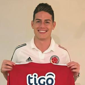 James Rodríguez recibió una camiseta de Junior hace algunos años atrás