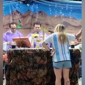 Momento en que la mujer recrimina al sacerdote, que sostiene la hostia en su mano