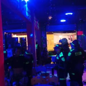 Uniformados de la Policía Metropolitana inspeccionan el interior de un establecimiento.