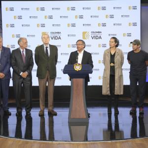 Funcionarios públicos en medio de la rueda de prensa de este martes sobre los Panamericanos