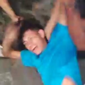 El joven en medio del ataque