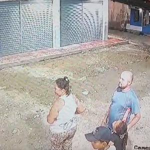 una motocicleta, con tres ocupantes, pasó a toda velocidad y uno de los parrilleros de esta, con un arma de fuego, le propinó un disparo en el pecho 