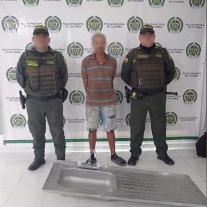 El sujeto detenido por las autoridades y el respectivo lavaplatos