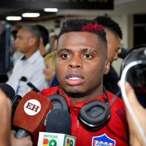 Déiber Caicedo en su arribo a Barranquilla tras la derrota