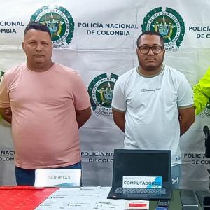 Fabio Rafael Vallejo, de 46 años de edad y conocido con el alias de ‘Terror de Davivienda’, y Wilmer Jesús Gutiérrez Martínez, de 30 años de edad y quien, según la autoridad, sería yerno del primero. 