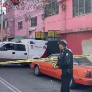 Policía acordonó la zona alrededor de la vivienda en la que el crimen fue perpetrado