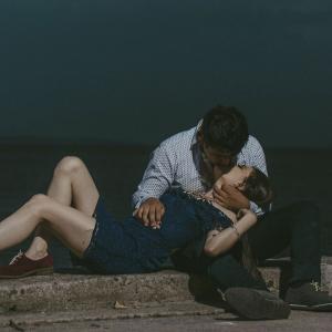 Pareja intercambiando un beso