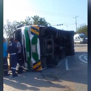 El bus volcado sobre la carretera