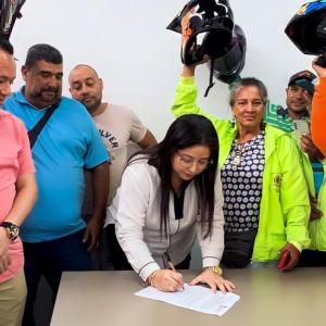 Momento en que la alcaldesa estampa su firma sobre el documento<