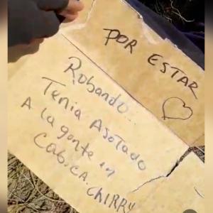 El cartel que fue dejado junto al cuerpo