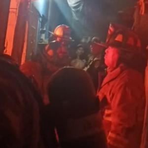 Bomberos intentando controlar las llamas en el sector de Las Tablitas.
