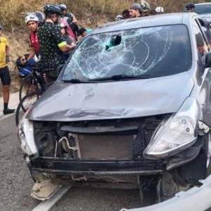 Así quedó el vehículo tras el impacto con los ciclistas.