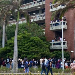 Las autoridades trabajan en la diligencia de levantamiento del cadáver.