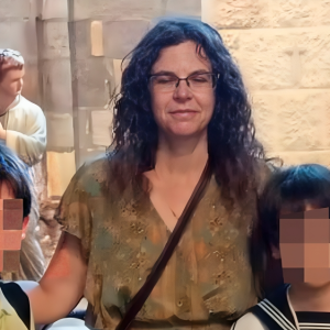 La mujer hoy fallecida acompañada por los dos pequeños