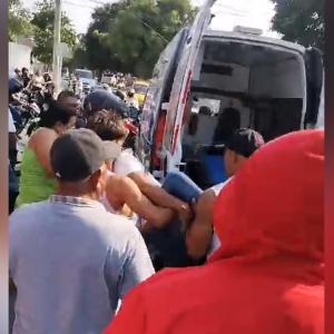 Momento en que el hombre herido es conducido a una ambulancia