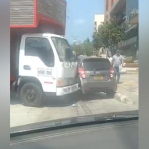 El camión estrelló con su parte delantera a un vehículo particular