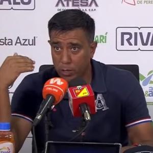 César Farías durante la rueda de prensa
