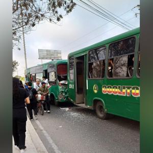 Aspecto de los buses tras el impacto