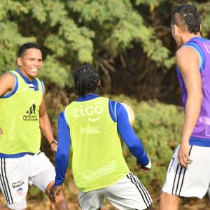 Carlos Bacca entrena con sus compañeros en la previa del juego de este viernes