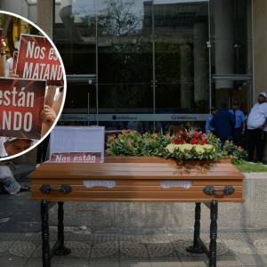 El féretro que fue puesto al frente de la alcaldía de Barranquilla