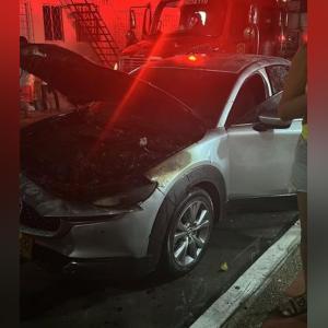 El carro consumido por las llamas