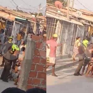 Momento del enfrentamiento entre los policías y la comunidad