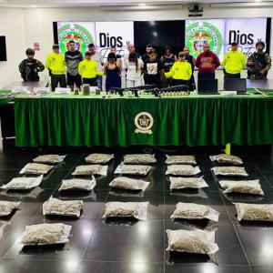 Los capturados y la droga incautada tras el procedimiento policial