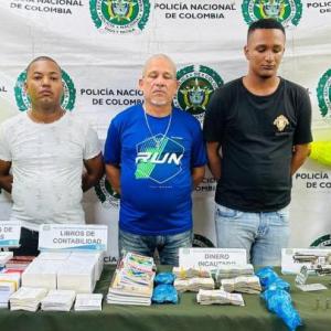 Millones de pesos en dinero, así como tarjetas de cobros y libros de contabilidad fueron incautados por las autoridades