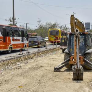 Largas filas de carros se registran en este tramo de la Calle 30 por las obras detenidas.