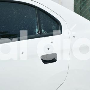 Las balas en la puerta trasera del carro