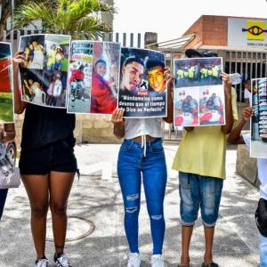 Algunos familiares protestando a las afueras de Medicina Legal.