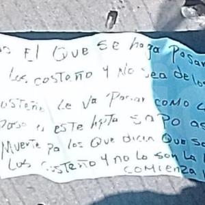 El letrero amenazante dejado al lado del cuerpo