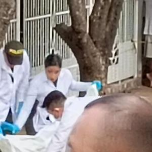 Momento en que las autoridades llevan a cabo el levantamiento del cadáver