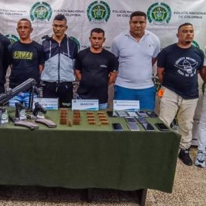 Los detenidos y las armas que les fueron decomisadas