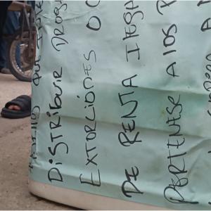 Un policía custodia la cava de icopor en la que fue encontrado el cuerpo mutilado. 