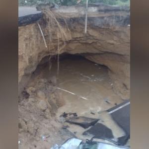 Imagen desde el interior del puente colapsado