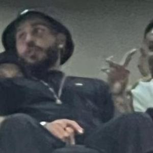 Duván Vergara viendo el partido entre Junior y Pereira en el Metropolitano.