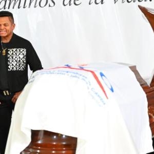 La estatua junto al féretro del artista