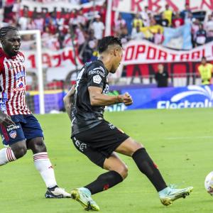 Yimmi Chará asistiendo en la marca en el juego de Junior vs. Pereira del fin de semana. 