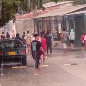 Enfrentamiento bajo la lluvia