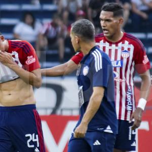 Víctor Cantillo, entre lágrimas, abandonó el campo en el primer tiempo